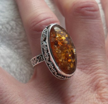 Zilveren ring met ovale Amber gezet in bewerkte setting 17.3 mm